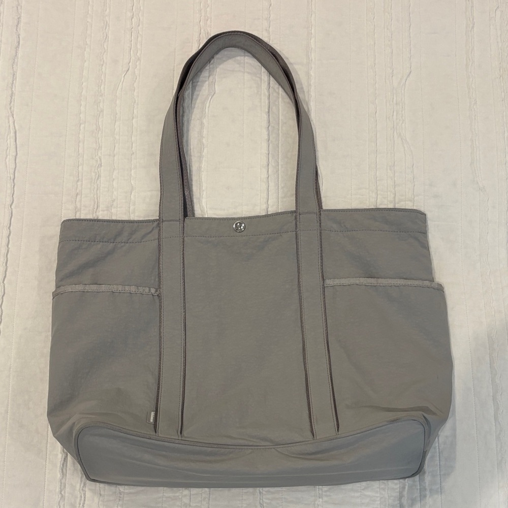 lululemon  Daily multi-pocket tote